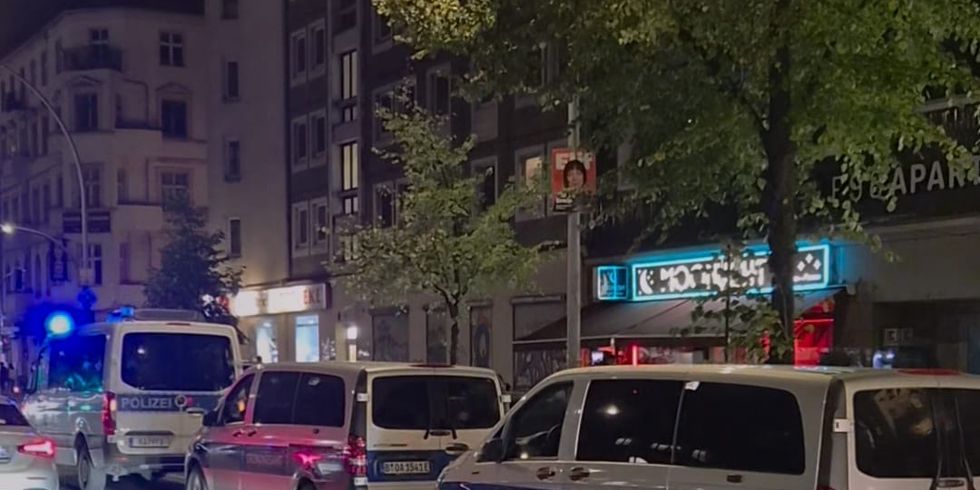 Im Verbund führten Ordnungsamt und Polizei eine Gewerbekontrolle im Bezirk durch.
