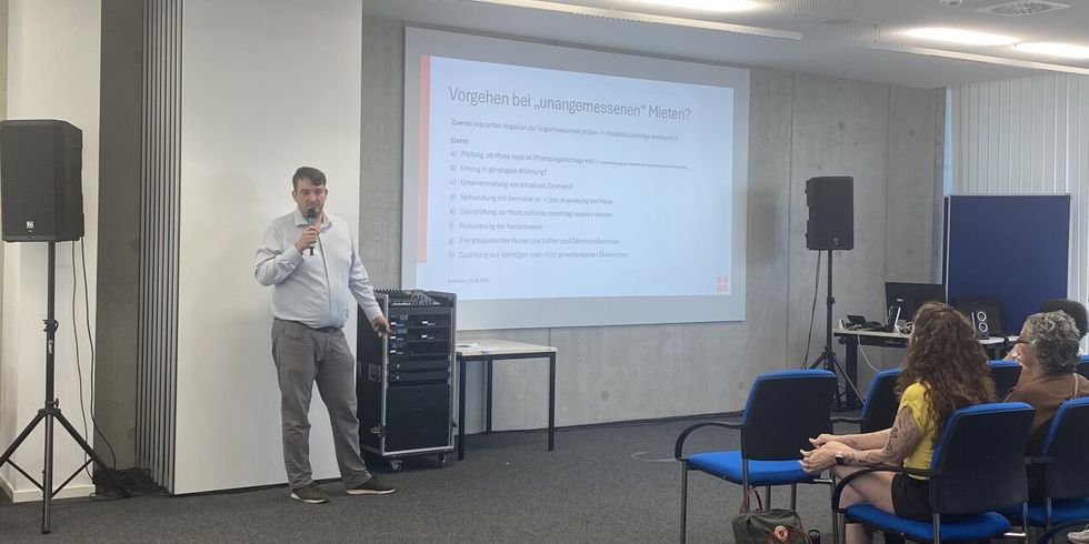 Ein Referent der GesoPlan Mieterberatung erläuterte Unterstützungsmöglichkeiten gegen hohe und unangemessene Mieten