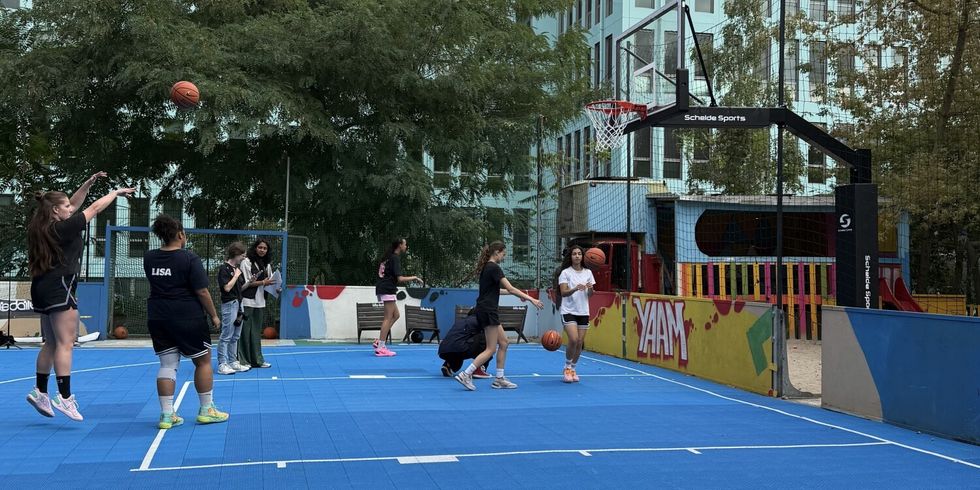 Im Rahmen der Frauen-Weltmeisterschaft im Basketball, konnte an der Schillingbrücke ein neuer Court eröffnet werden.