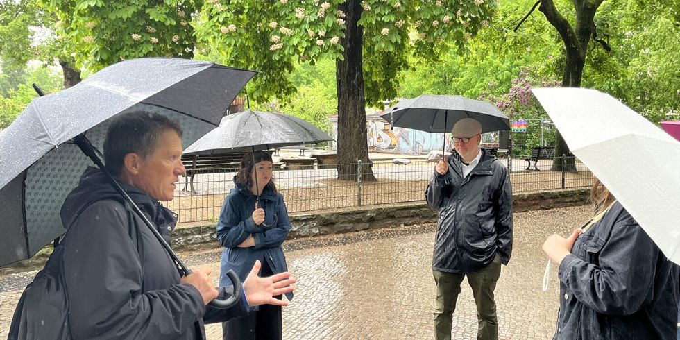 Die Teilnehmer*innen des Stadtspaziergangs trotzten dem Wetter mit einem spannenden Austausch