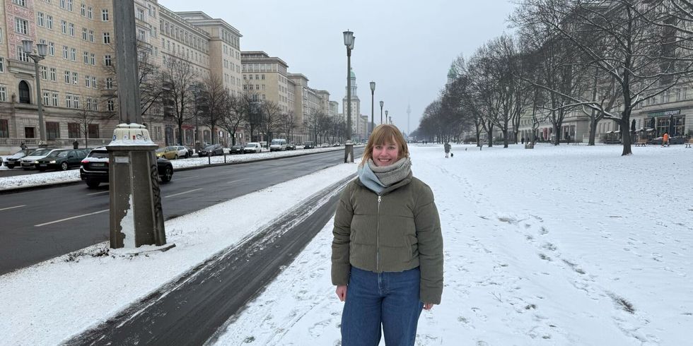Insa Kehlenbeck auf der Frankfurter Allee mit Blick auf das Frankfurter Tor und den Fernsehturm