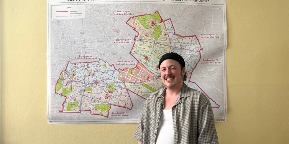 Kjell Seeger vor einer Karte von Friedrichshain-Kreuzberg
