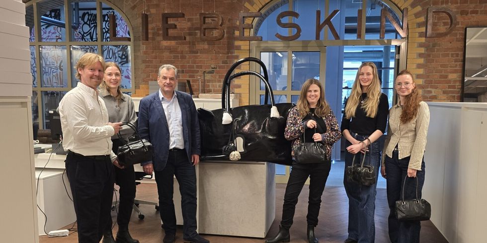 Das Team von Liebeskind Berlin gemeinsam mit dem Besuch aus dem Rathaus