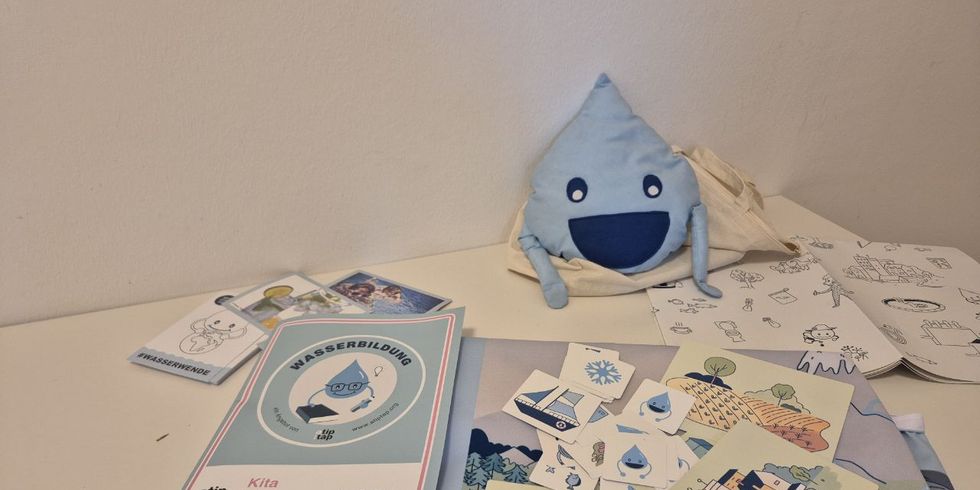 Inhalt der Wassertasche: Handpuppe, Sticker, Flyer, Informationsblatt, Karte