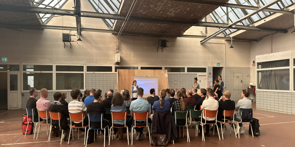 Mehr als 50 Mitarbeiter*innen aus verschiedenen Fachämtern des Bezirks und der Senatsverwaltung sowie weitere Expert*innen nahmen am Workshop teil