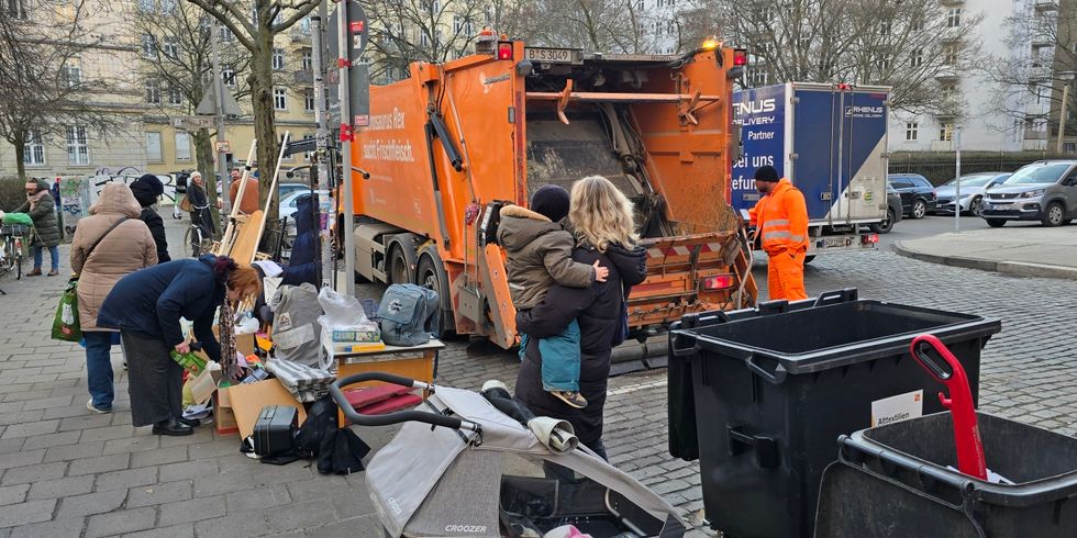 Sperrmüllentsorgung im Rahmen der BSR-Kieztage in der Liebigstraße