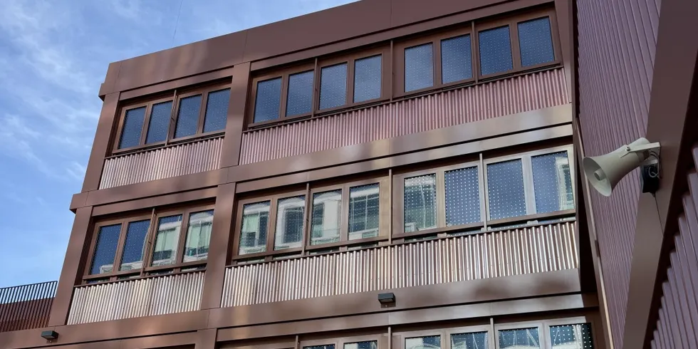 Fassade des Heinrich-Hertz-Gymnasiums am Ostbahnhof