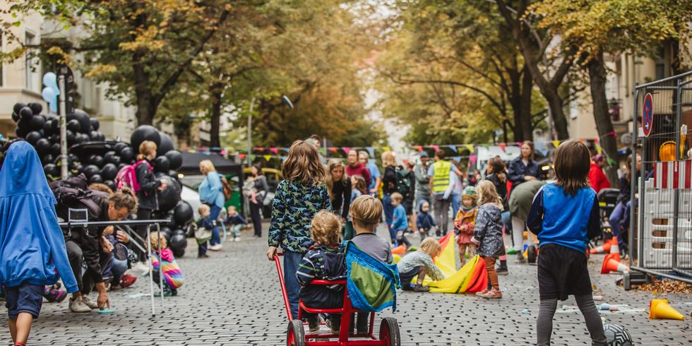 Kinder spielen auf einer temporären Spielstraße