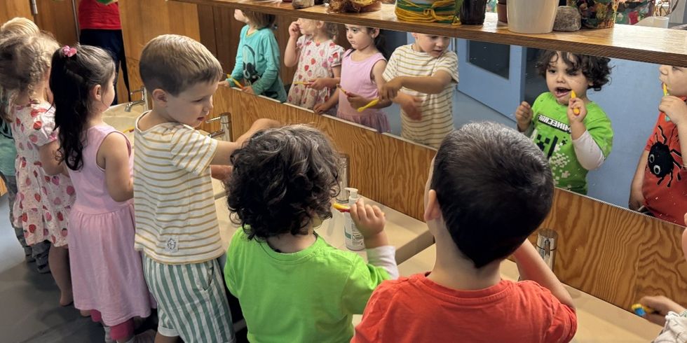 Kinder beim Zähneputzen