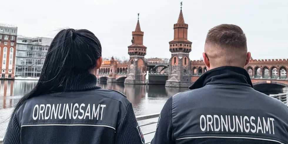 Mitarbeiter*innen des Ordnungsamtes vor der Oberbaumbrücke