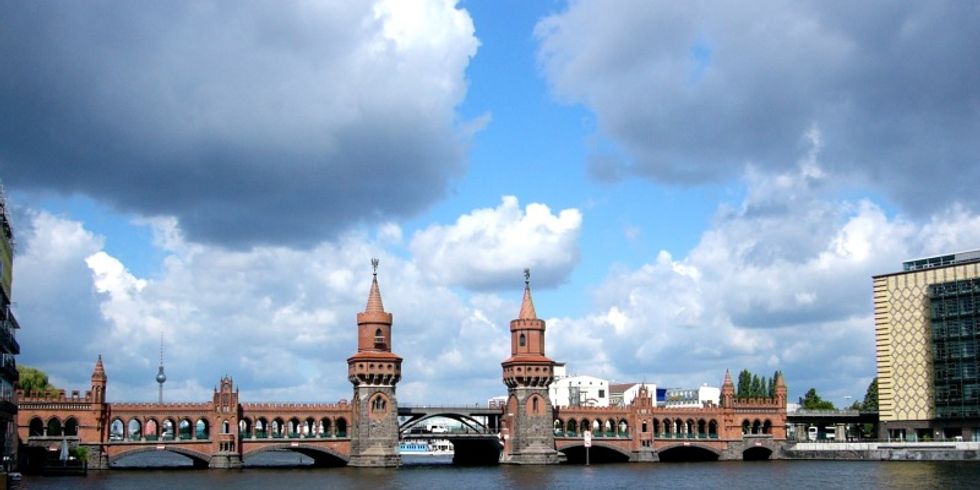 Oberbaumbrücke im Bezirk Friedrichshain-Kreuzberg von Berlin