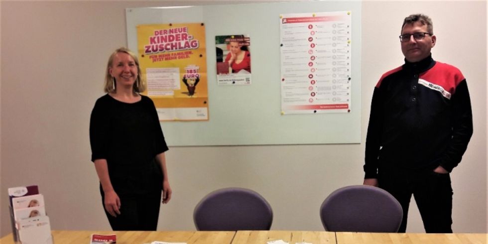 Damit Information dort ankommt, wo sie gebraucht wird: Auch in diesem Jahr beriet das Jobcenter Berlin Friedrichshain-Kreuzberg wieder auf der Berliner Familiennacht zu Familienleistungen. (Ulrike Spieler, Beauftragte für Chancengleichheit am Arbeitsmarkt und Holger Grigoteit, BuT-Beauftragter des Jobcenters)