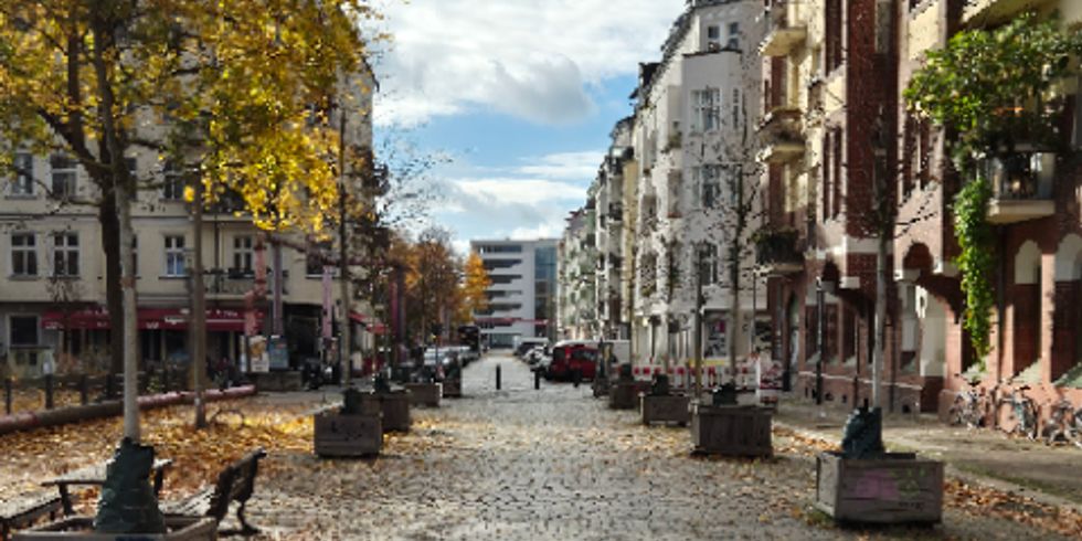 Blick auf die bestehende Fußgängerzone Danneckerstraße mit Großpflastersteinen und Bäumen in Kübeln