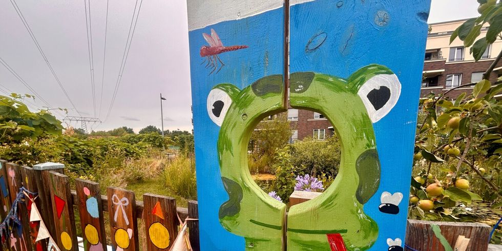 Ein bunt gestalteter Zaun um den Teich der Gartenarbeitsschule Lichtenberg in Karlshorst