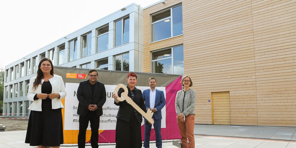 Sandra Scheeres, Michael Grunst, Marielle Rosemeyer, Martin Schaefer und Wenke Christoph bei der Eröffnung des Holz-MEB