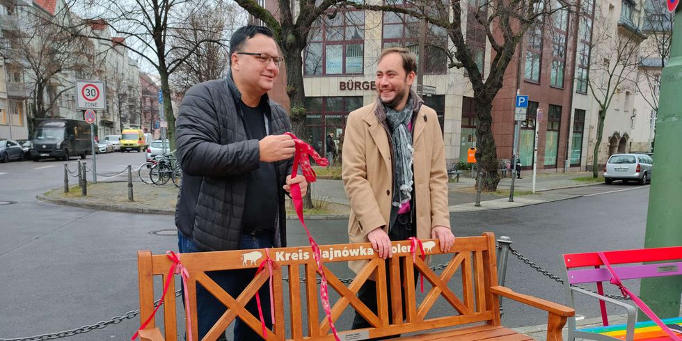 Bezirksbügermeister Michael Grunst und Künstler Robr Patz bei der Einweinhung