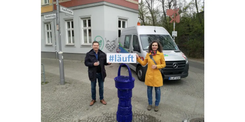 Bezirksstadtrat Martin Schaefer (links) und Dr. Gesche Grützmacher, Chefin der Wasserqualität der Berliner Wasserbetriebe (rechts)