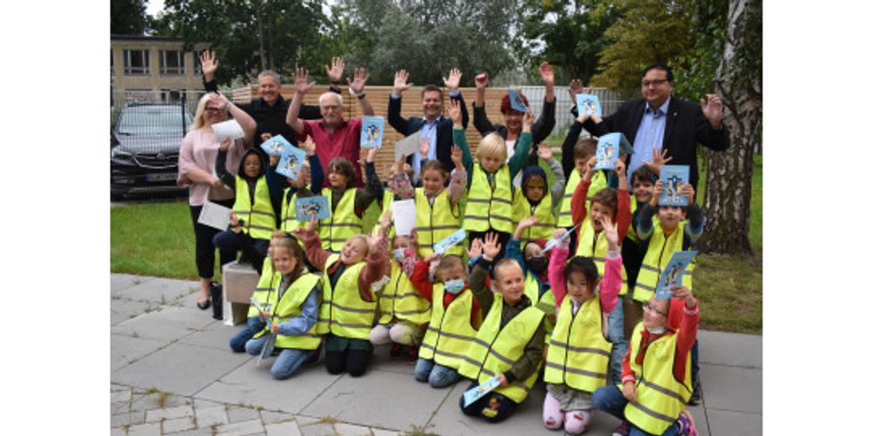 Warnwestenübergabe mit Schulleiterin Olha Bull, Schulleiter Florian Dettmer, R. Bosse, M. Schaefer, Ch. Emmrich, M. Grunst und Kindern der 35. und 37. GS