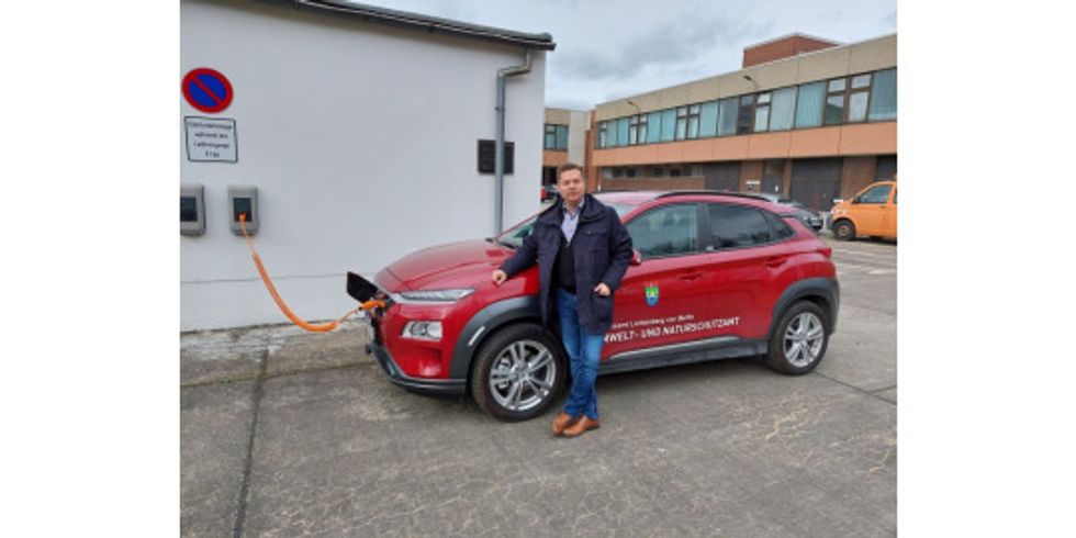 Bezirksstadtrat Schaefer mit dem neuen E-Auto