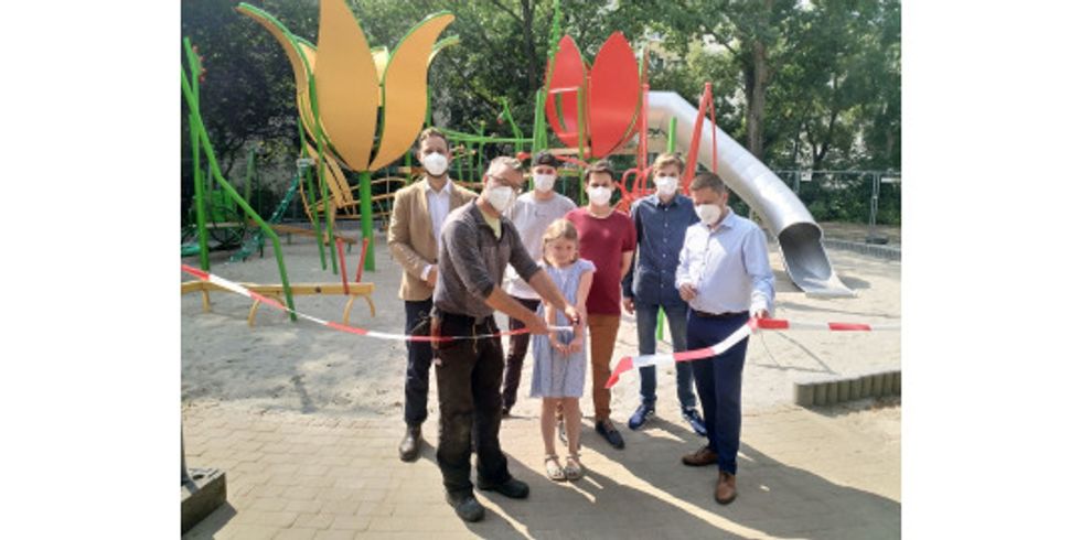 Projektleiter Kristian Ritzmann (l.), Azubileiter Guido Jäntsch (2.vl.) und Martin Schaefer (r.) mit Azubis bei der Eröffnung
