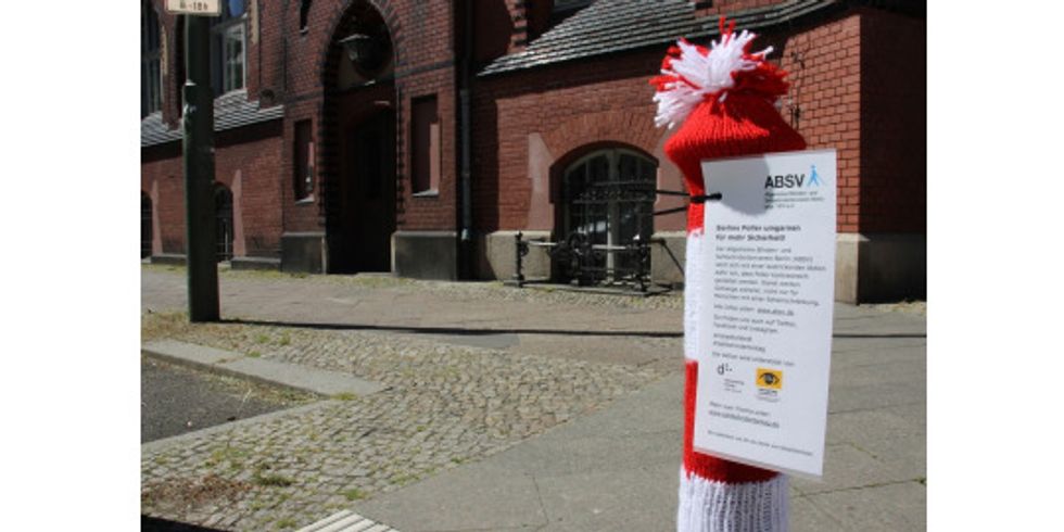 Gestrickte Pollermütze am Rathaus Lichtenberg