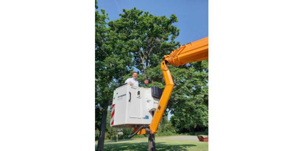 martin-schaefer-testet-einen-der-neuen-hubwagen