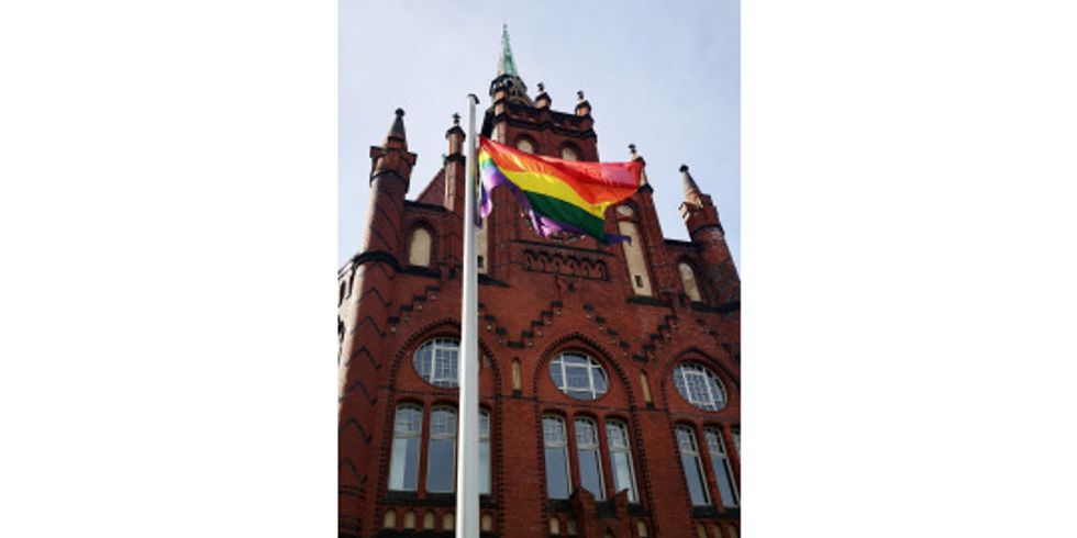 2021-06-17 Regenbogenfahne vor dem Rathaus Lichtenberg
