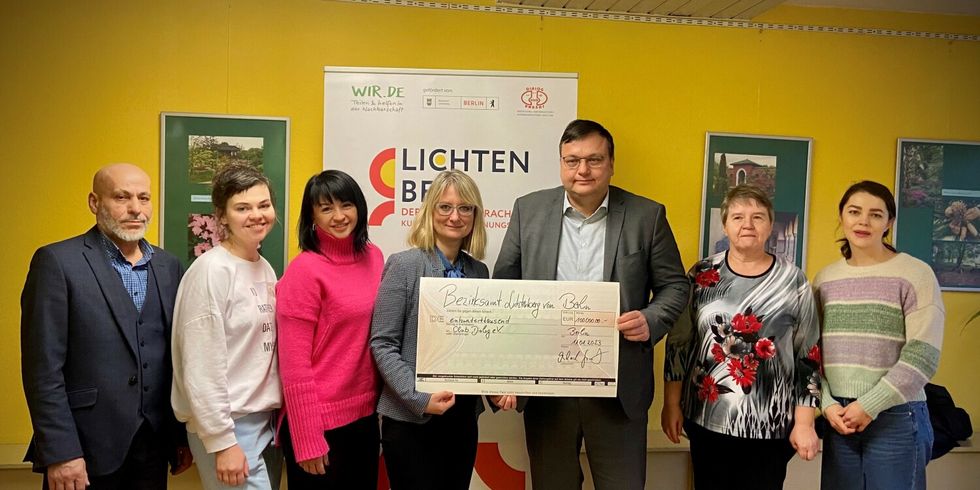 100.000 Euro für Arbeit mit Geflüchtete (Usman Gedaev, Anna Demidova, Diana Dikolenko, N. Roesler mit M. Grunst, Dagmar Krebs und Ukrainekoordinatorin Zhanna Kramer)