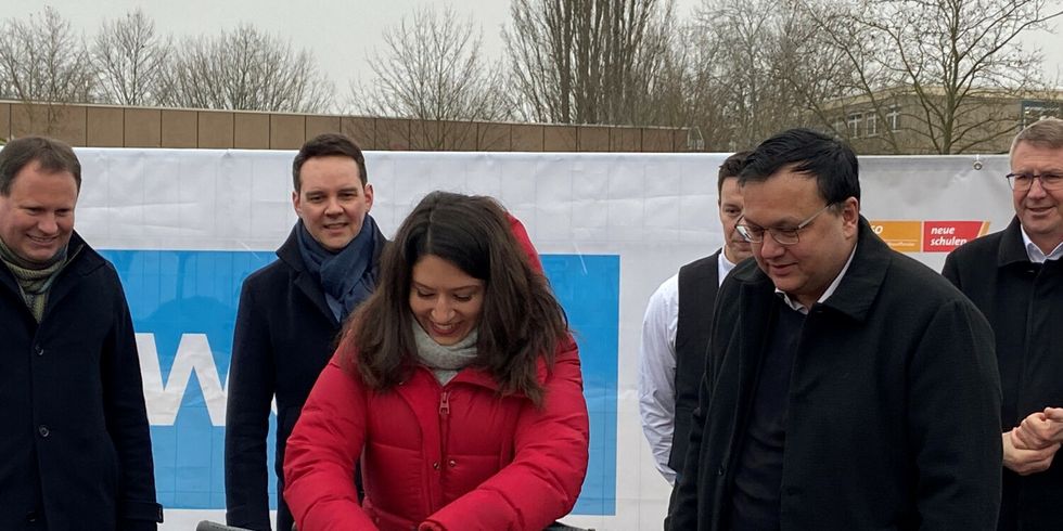 Grundsteinlegung am Breiten Luch, HOWOGE-Geschäftsführer Ulrich Schiller, Staatssekretär Alexander Slotty, Bezirksstadträtin Filiz Keküllüoğlu, Bezirksbürgermeister Michael Grunst
