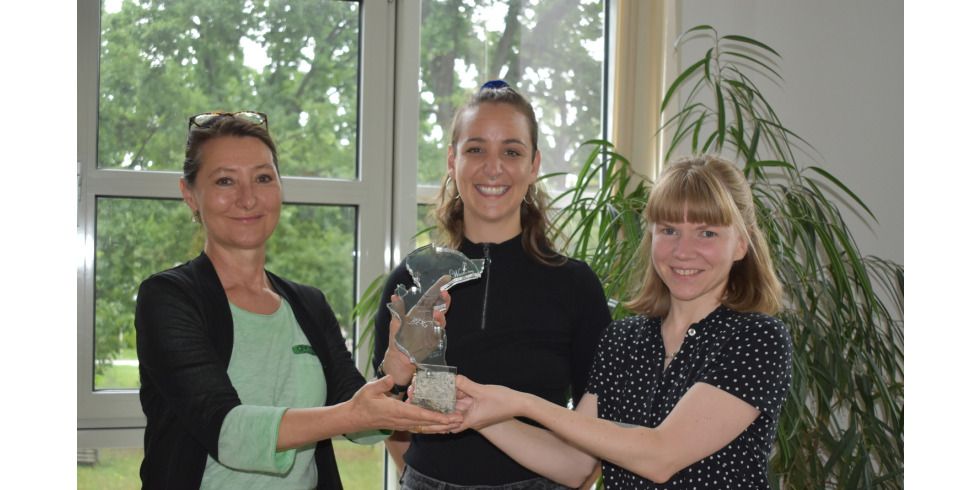 2023-08-07-pm-fpz_fpz-leiterin-elisabeth-schmidt-mit-eva-karpf-und-jutta-reippainen-vom-fpz-vl-sowie-neuer-frauenpreisskulptur-ba-lichtenberg.jpg