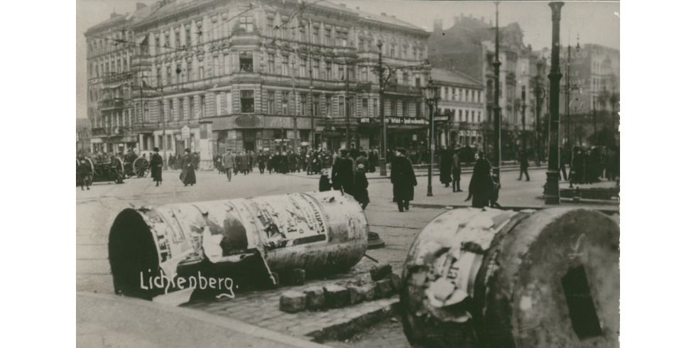 2024-03-01-pm-gedenken-an-maerzkaempfe-1919_barrikaden-in-der-frankfurter-allee-ecke-moellendorffstrasse-nach-den-maerzkaempfen-1919-postkarte-museum-lichtenberg.jpg