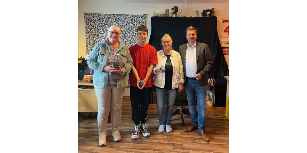 2024-06-14-pm-bezirkstaler-fuer-marion-schultz_benjamin-scolari-und-birgit-bischof-mit-martin-schaefer-vlnr-ba-lichtenberg.jpg