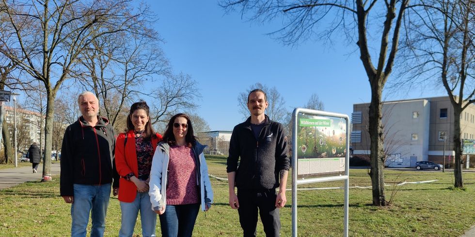 Bezirksstadträtin Filiz Keküllüoğlu mit Vertreter:innen der Wildtier Stiftung
