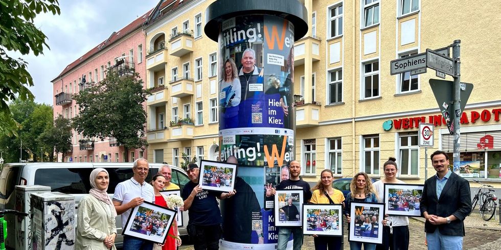 Bildunterschrift: Burhan Cetinkaya (r.) und Jasmin Nurin-Oleiwi (l.) mit an der Kampagne beteiligten Geschäftsinhaber:innen aus der Weitlingstraße.