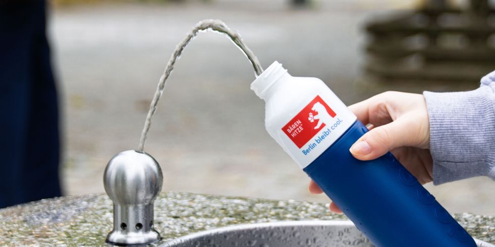 Eine Trinkflasche wird am Trinkbrunnen aufgefüllt. Sie trägt den Aufdruck "Berlin bleibt cool"