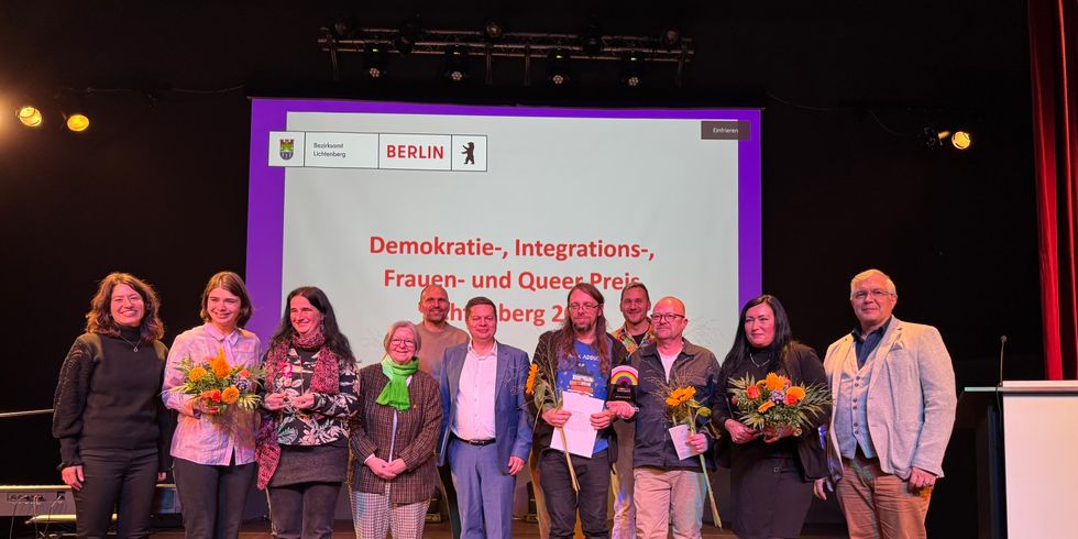 Geehrte bei gemeinsamer Preisverleihung des Frauen-, Integration- Demokratie- und Queerpreis 2025 mit Bezirksbürgermeister Martin Schaefer und BVV-Vorsteher Gregor Hoffmann