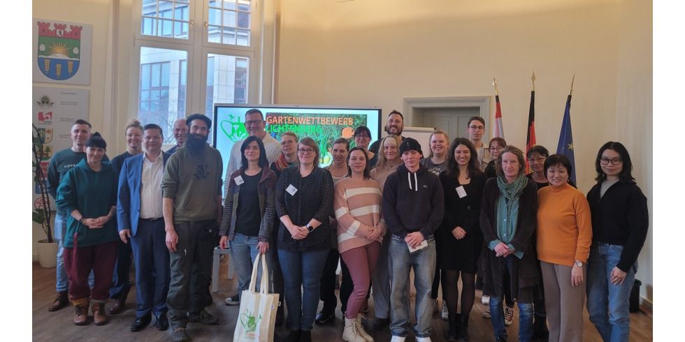 2025-03-07-pm-gartenwettbewerb-gestartet_gruppenbild-bei-der-eroeffnung-im-rathaus-bezirksamt-lichtenberg.jpg