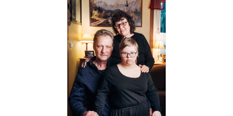 2025-12-05-pm-wunschkind-ausstellung-im-rathaus_familienportraet1-_-klaus-heymach.jpg