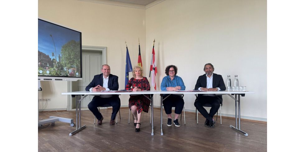 2025-04-24-pm-mietvertragsunterzeichnung-fuer-dienstgebaeude-ba-lichtenberg.jpg