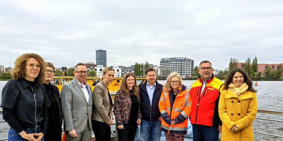 Start der neuen Solarbootroute am 24. April 2026 mit Senatorin Ute Bonde, Bezirksbürgermeisterin Clara Herrmann, Bezirksbürgermeister Oliver Igel, Bezirksbürgermeister Martin Schaefer, Bezirksstadträtin Dr. Leistner, Bezirksstadträtin Annika Gerold, Bezirksstadträtin Filiz Keküllüoglu und Hauptgeschäftsführerin der IHK Manja Schreiner