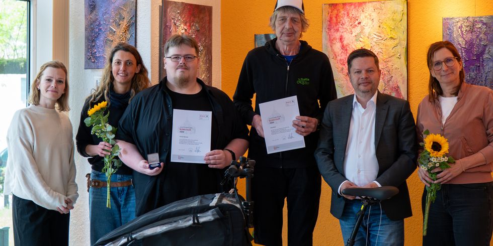 Team der oskar I freiwilligenagentur, Christian Benecke, Jörg Runge, Bezirksbürgermeister Martin Schaefer und Ehrenamtskoordinatorin Anette Nordalm