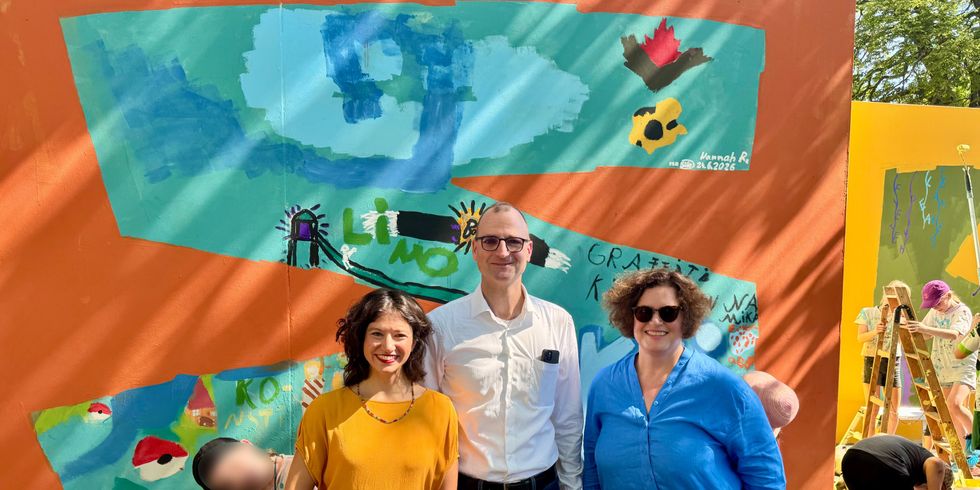 Spielplatzeinweihung am 25. Juni 2026 mit den Bezirksstadträtinnen Filiz Keküllüoğlu und Camilla Schuler sowie Dr. Jochen Lang, Abteilungsleitung Wohnen und Stadterneuerung, Senatsverwaltung für Stadtentwicklung, Bauen und Wohnen