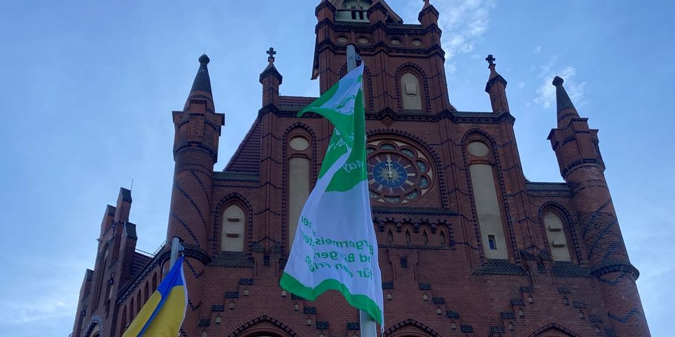 Flagge Mayors for Peace vor dem Rathaus Lichtenberg