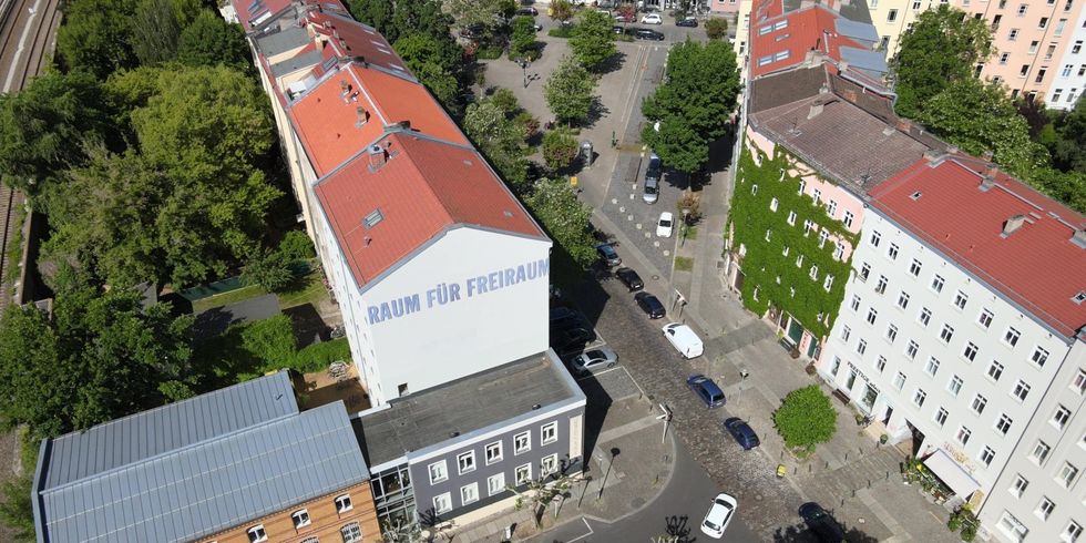 Drohnenaufnahme vom Stadthaus in Rummelsburg mit Schriftzug "Raum für Freiraum"