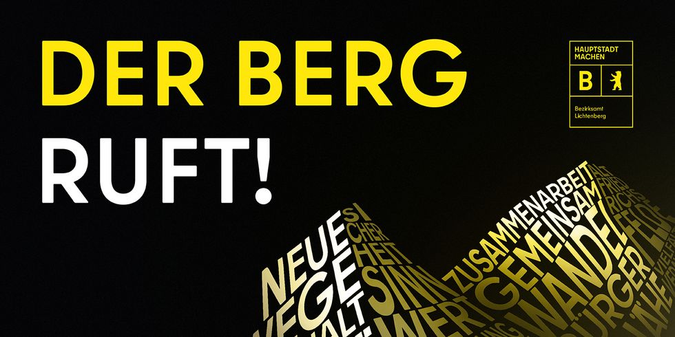 Schriftzug Der Berg ruft! auf schwarzem Hintergrund mit illustration eines Berges, der aus Schlagwörter zusammengesetzt ist.