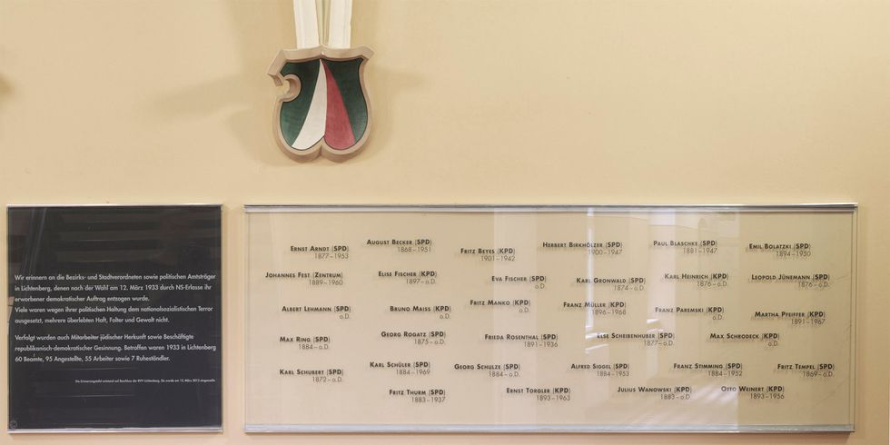 Gedenktafel für verfolgte Politiker im Rathaus Lichtenberg
