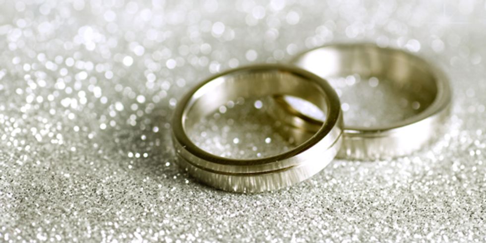 Zwei goldene Ringe auf glitzerndem Untergrund