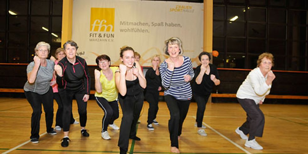 Frauen bei der Sportart Aroha in der Frauensporthalle Marzahn-Hellersdorf