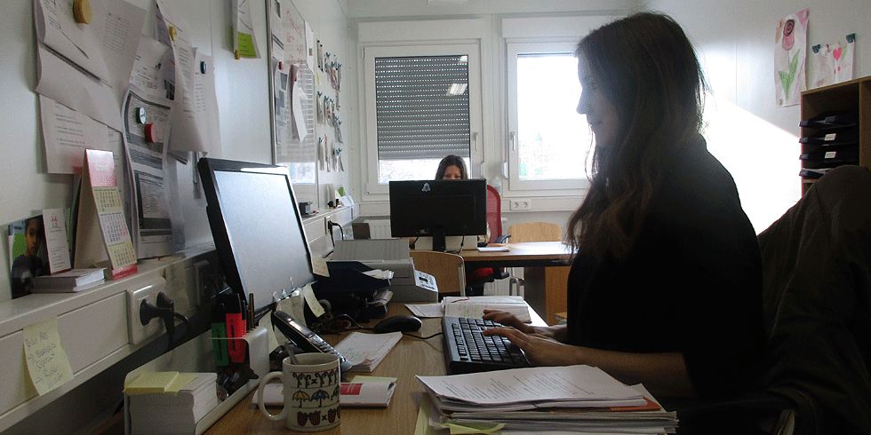 Zwei Frauen arbeiten am Computer im Büro