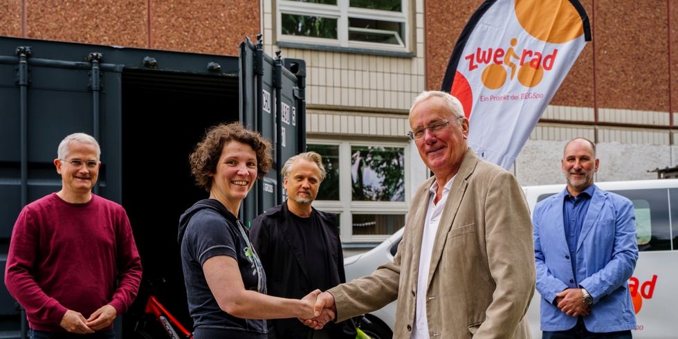 Mit Handschlag besiegeln Katharina Tümmler (Bezirksamt) und Günter Müller (BEGSpo) die Containerübergabe. Im Hintergrund: Jan Lehmann, Vors. BSB; Marco Dames, BEGSpo und Frank Nerlich vom Bewegungsnetzwerk Marzahn-Hellersdorf (v.l.)